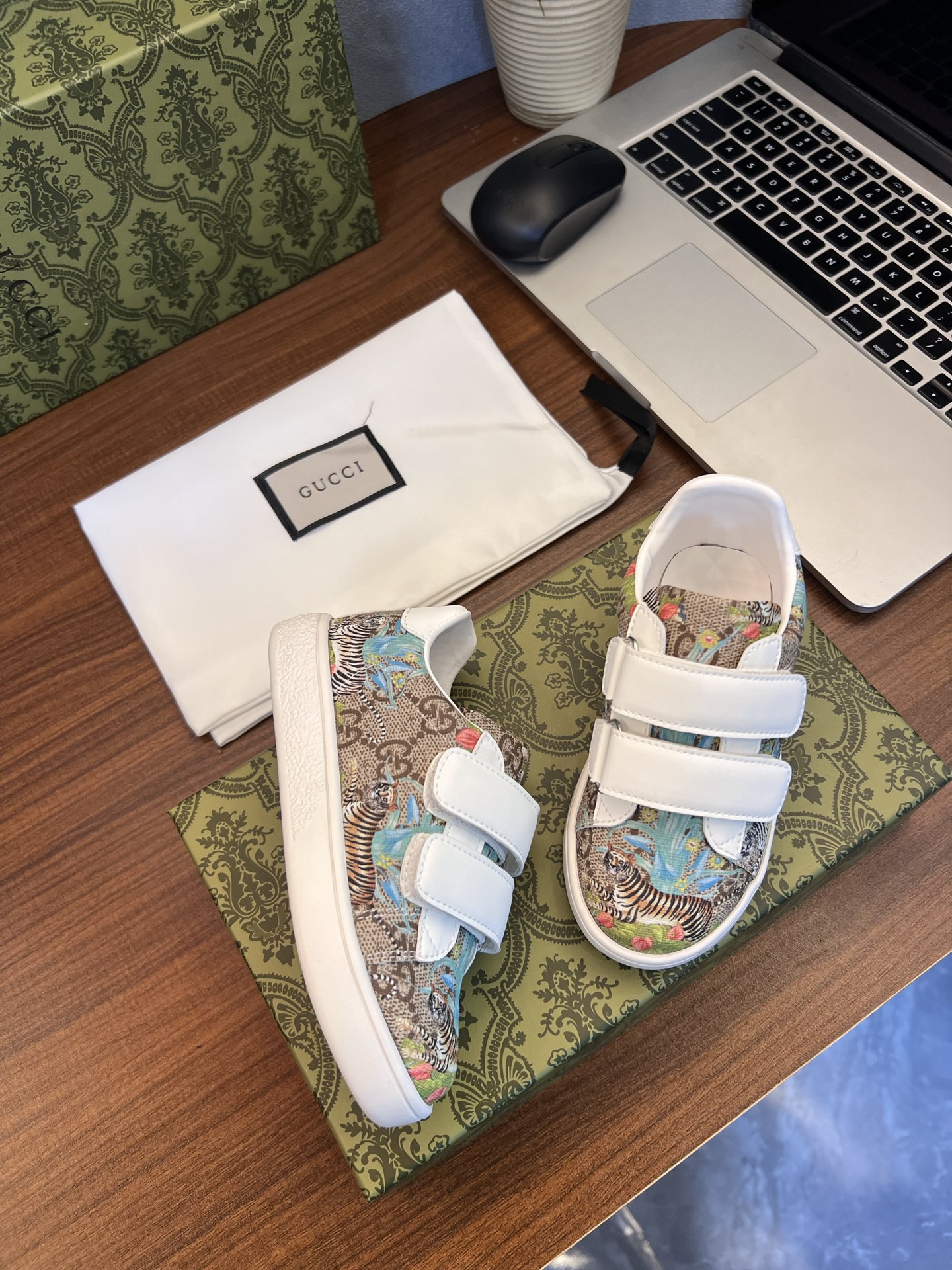 Children's shoes child